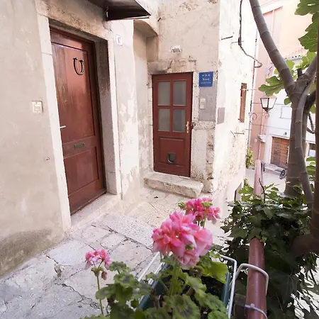 Piazza Antica Apartment *