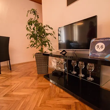 Piazza Antica * רוביני